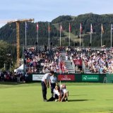 Deux activistes de Renovate Switzerland ont interrompu l'open de golf de Crans Montana